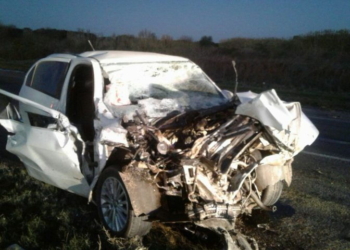 Un auto impactó de atrás a un camión y una persona resultó herida