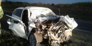 Un auto impactó de atrás a un camión y una persona resultó herida