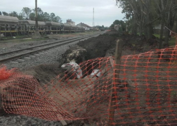 Se desmoronó una montaña de tierra y le fracturó la pierna a un ferroviario