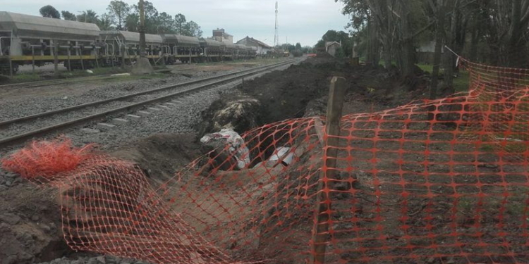 Se desmoronó una montaña de tierra y le fracturó la pierna a un ferroviario