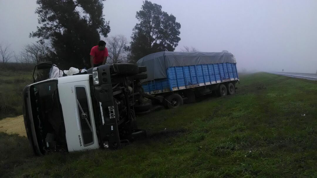 Un camionero despistó,  quedó atrapado y fue rescatado por bomberos