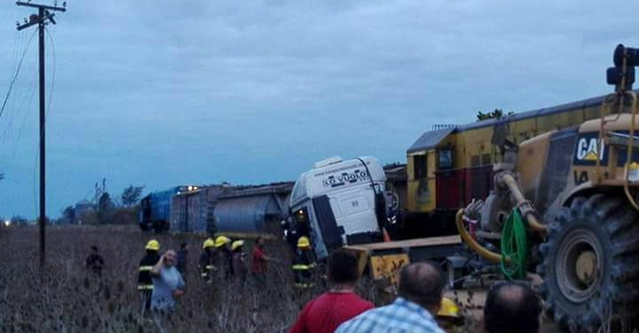 Un tren arrolló a un camión sobre Ruta 65