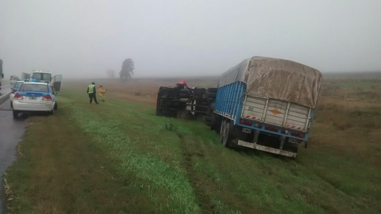 Un camionero despistó,  quedó atrapado y fue rescatado por bomberos