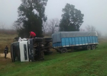 Un camionero despistó,  quedó atrapado y fue rescatado por bomberos