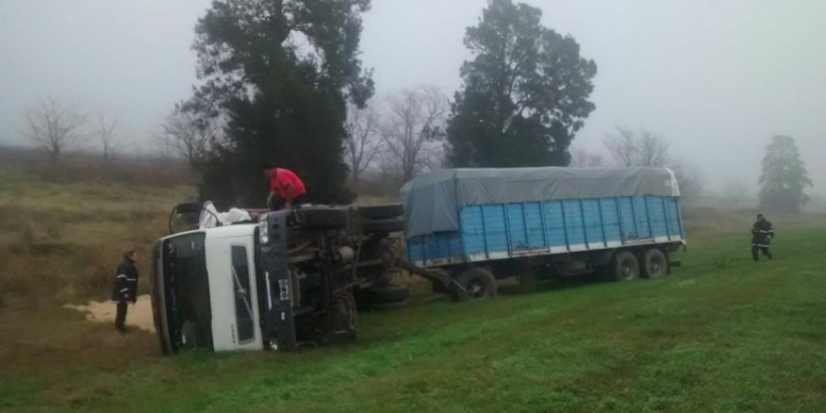 Un camionero despistó,  quedó atrapado y fue rescatado por bomberos