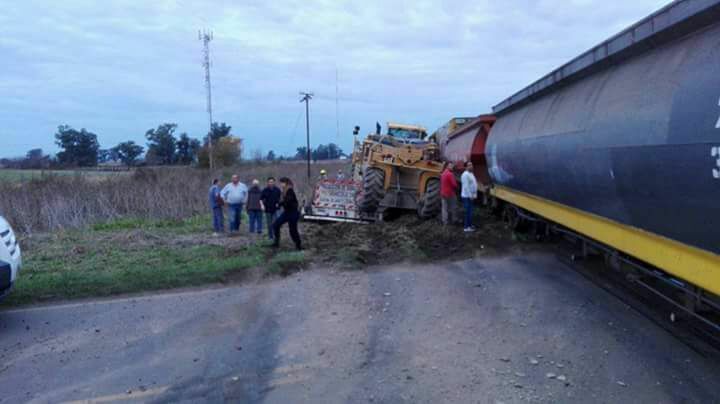Un tren arrolló a un camión sobre Ruta 65