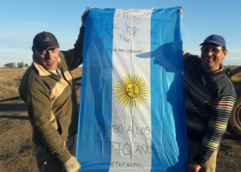 Una bandera argentina cayó del cielo a manos de trabajadores de la región