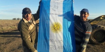 Una bandera argentina cayó del cielo a manos de trabajadores de la región