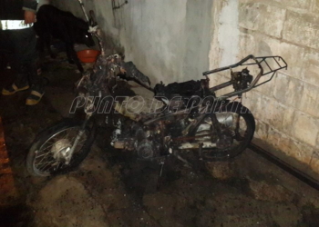 Ingresó a la vivienda de su ex pareja y quemó dos vehículos