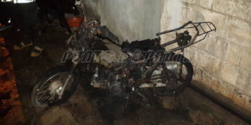 Ingresó a la vivienda de su ex pareja y quemó dos vehículos