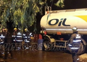 Un camión derramó combustible al chocar con un tren