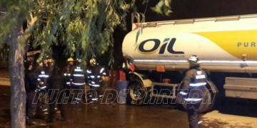 Un camión derramó combustible al chocar con un tren