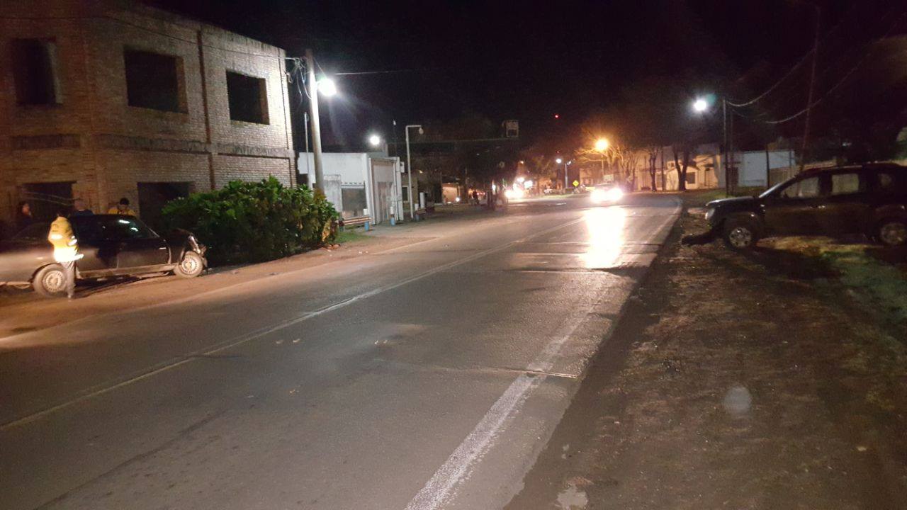 Despistó e impactó con un auto que estaba estacionado