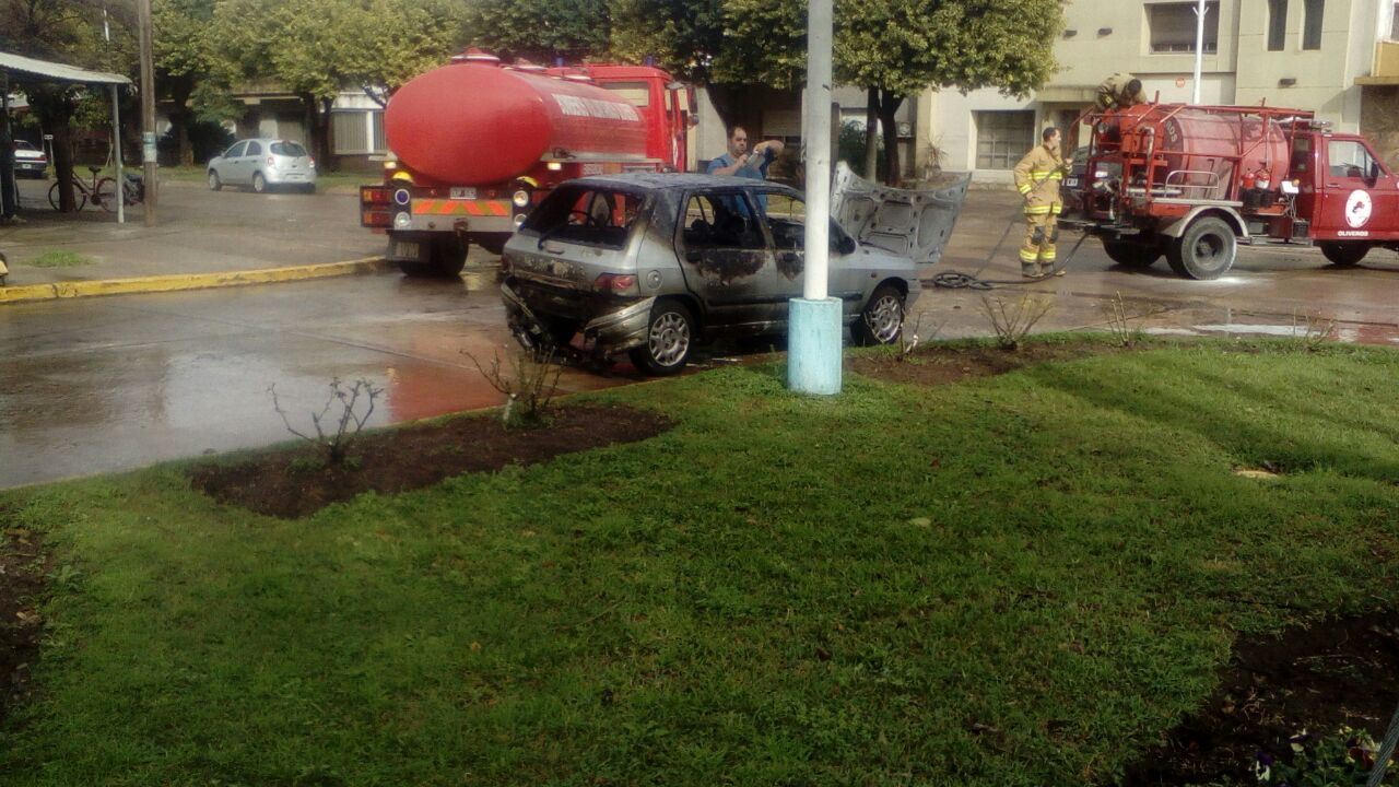 Ardió un auto en pleno centro de Oliveros