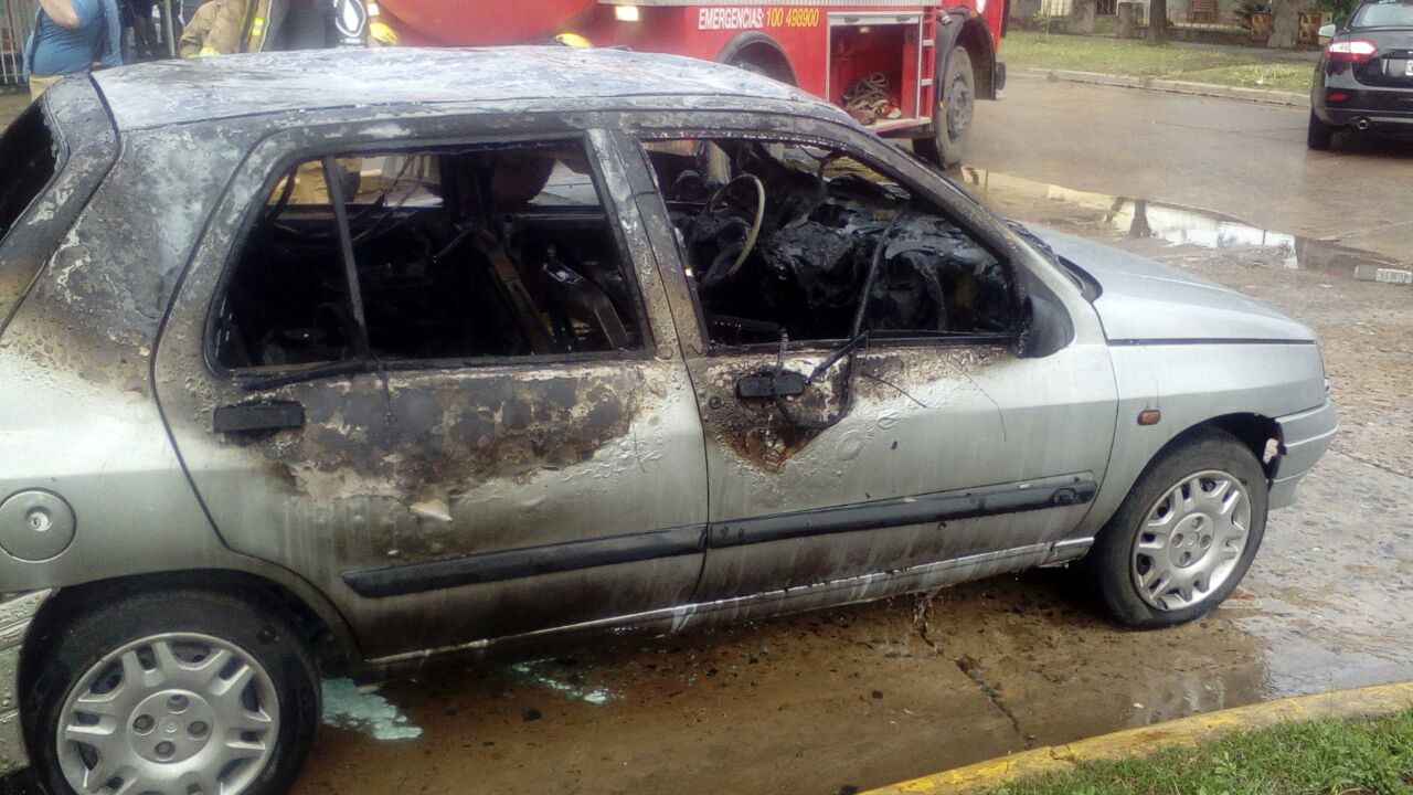 Ardió un auto en pleno centro de Oliveros