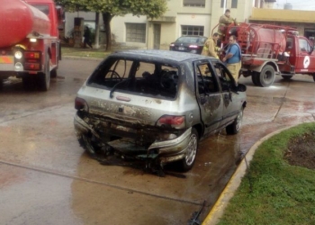 Ardió un auto en pleno centro de Oliveros