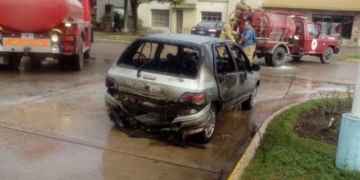 Ardió un auto en pleno centro de Oliveros