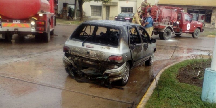 Ardió un auto en pleno centro de Oliveros