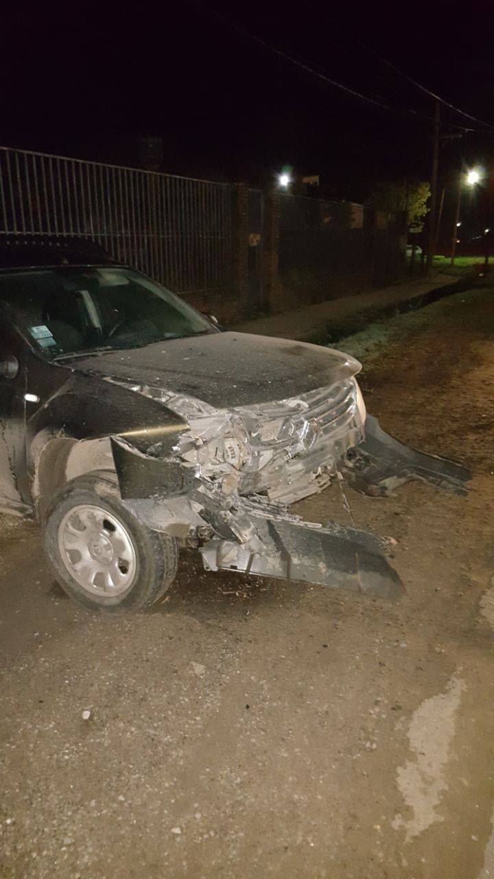 Despistó e impactó con un auto que estaba estacionado