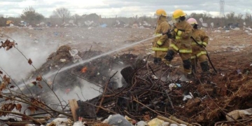 Peligro en la autopista: incendiaron el basural de Timbúes