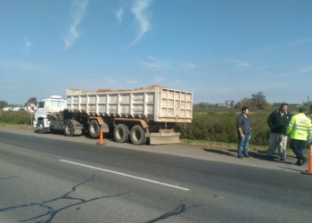 Un camionero altamente alcoholizado chocó a un auto y fue detenido