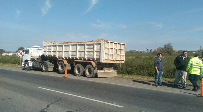 Un camionero altamente alcoholizado chocó a un auto y fue detenido