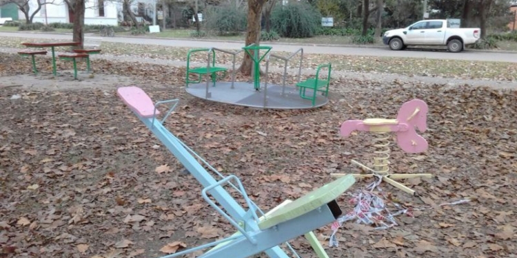 Reiterados hechos de vandalismo sobre juegos para discapacitados en Totoras