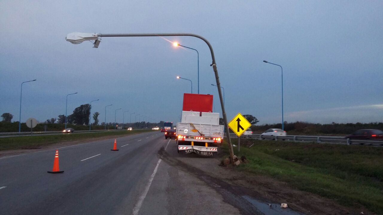 Autopista: un camión chocó una columna y se redujo la calzada