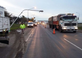 Autopista: un camión chocó una columna y se redujo la calzada