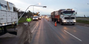 Autopista: un camión chocó una columna y se redujo la calzada