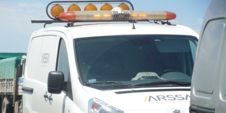 Un camión volcó y provocó inconvenientes en Villa La Ribera