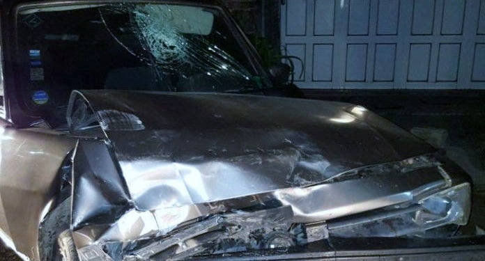 Despistó e impactó con un auto que estaba estacionado