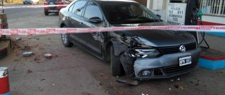 Circulaba por la Ruta 11, despistó y terminó dentro de una estación de servicio