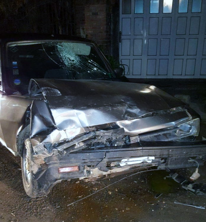 Despistó e impactó con un auto que estaba estacionado