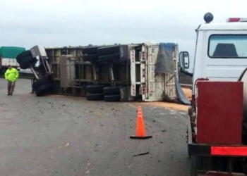 Un camión volcó su carga en el acceso norte de San Lorenzo