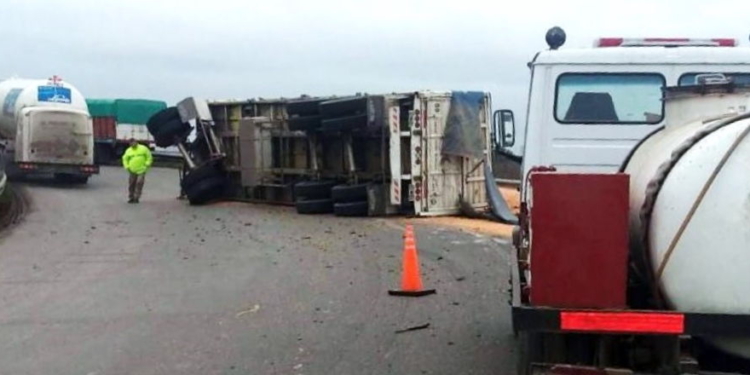 Un camión volcó su carga en el acceso norte de San Lorenzo