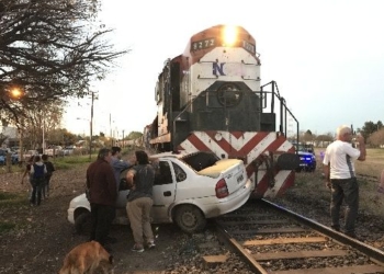Otro accidente en las vías: tren arrastró 150 metros a un auto con una familia