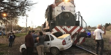 Otro accidente en las vías: tren arrastró 150 metros a un auto con una familia
