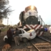 Otro accidente en las vías: tren arrastró 150 metros a un auto con una familia