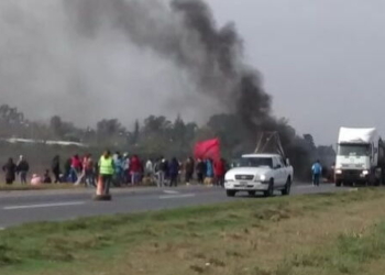Piquete sobre la autopista Rosario Santa Fe por reclamo social