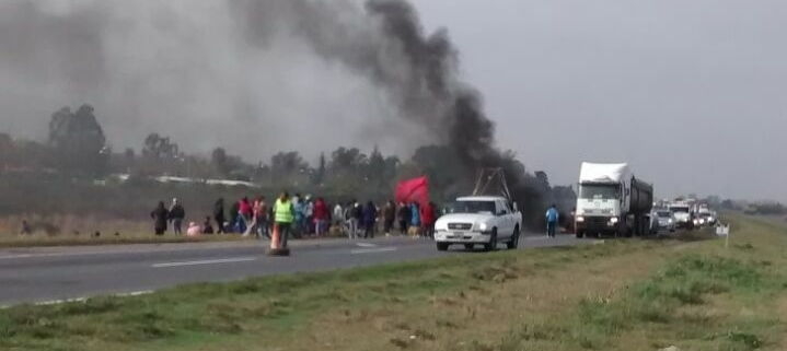 Piquete sobre la autopista Rosario Santa Fe por reclamo social