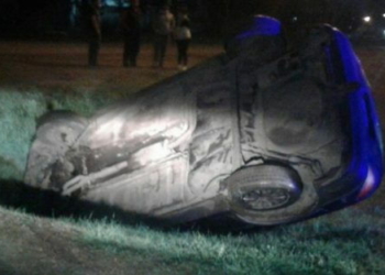 Un joven despistó con su auto y terminó en la cuneta