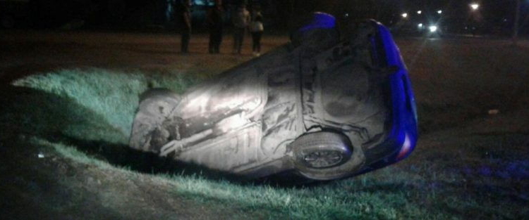 Un joven despistó con su auto y terminó en la cuneta