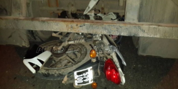 Un motociclista murió atropellado por un camión
