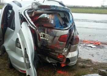 Un auto despistó, volcó e impactó contra una columna a la altura de Monje