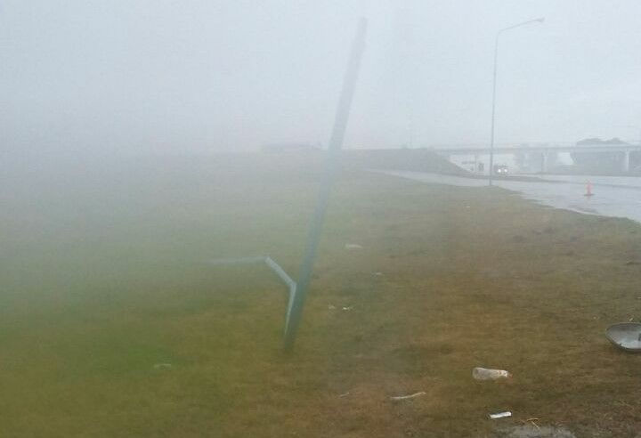 Un auto despistó, volcó e impactó contra una columna a la altura de Monje