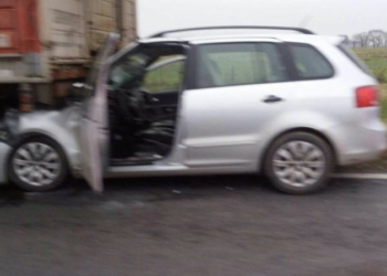 Madrugada fatal: un hombre falleció tras impactar su auto contra un camión