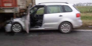 Madrugada fatal: un hombre falleció tras impactar su auto contra un camión