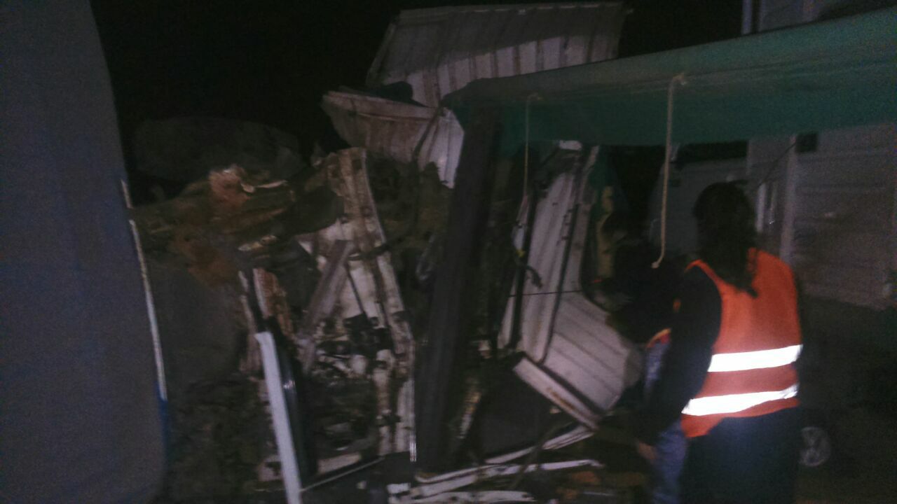 Choque entre camiones en la autopista con un conductor atrapado