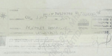 Policías devolvieron un cheque encontrado en la vía pública